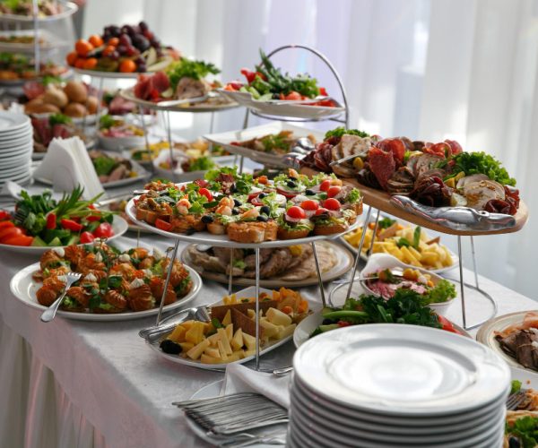 servico-de-catering-mesa-de-restaurante-com-comida-de-lanches-no-evento